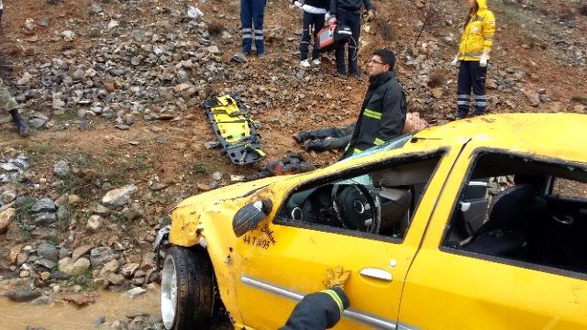 Ticari Taksi Şarampole Yuvarlandı: 1 Ölü