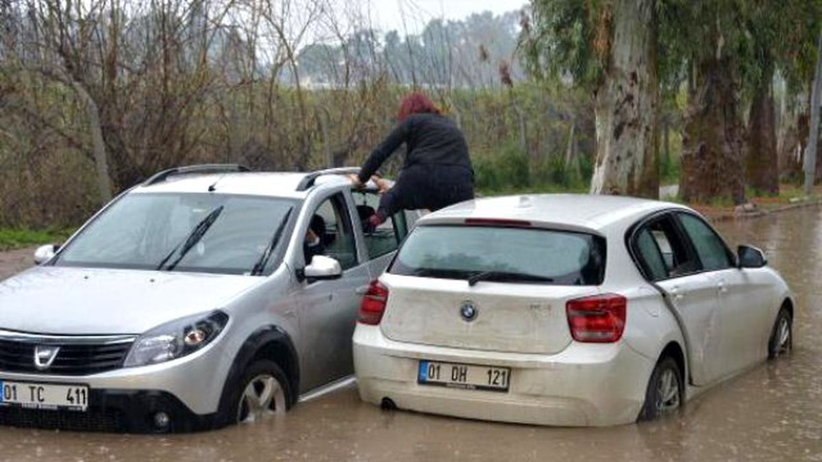 Yağmurda Otomobilde Mahsur Kalan 3 Kadın Doktor Kurtarıldı