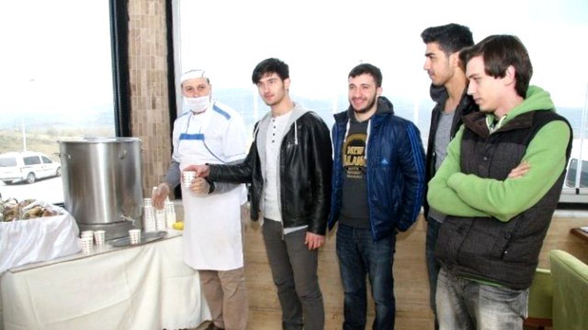 Adapazarı Belediyesi\'nden Sakarya Üniversitesi Öğrencilerine Çorba İkramı