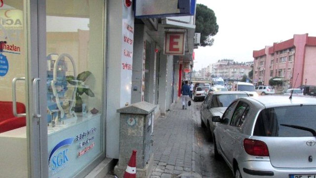 Aydem Kaldırımı Kapatan Direği Kaldırdı