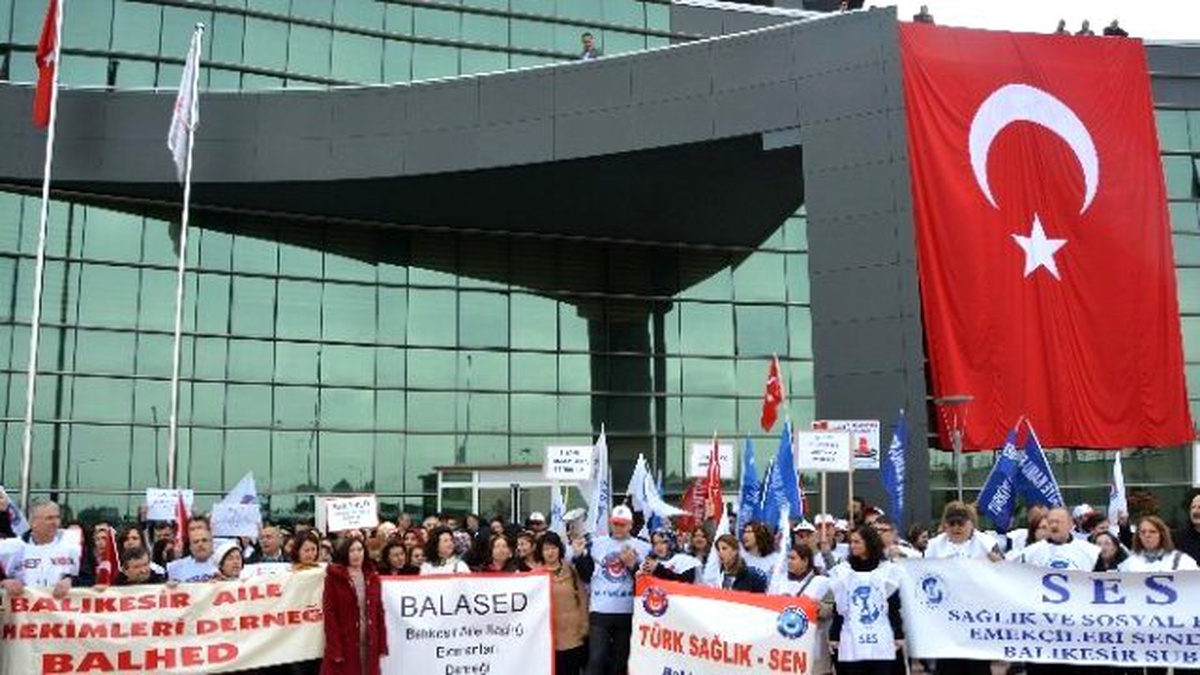 Balıkesir\'de Sağlık Çalışanları İş Bıraktı