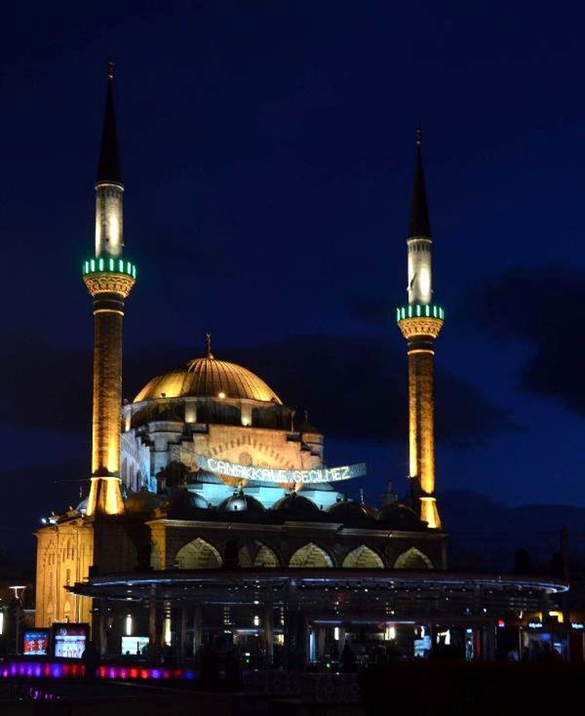 Camiye \'Çanakkale Geçilmez\' Mahyası