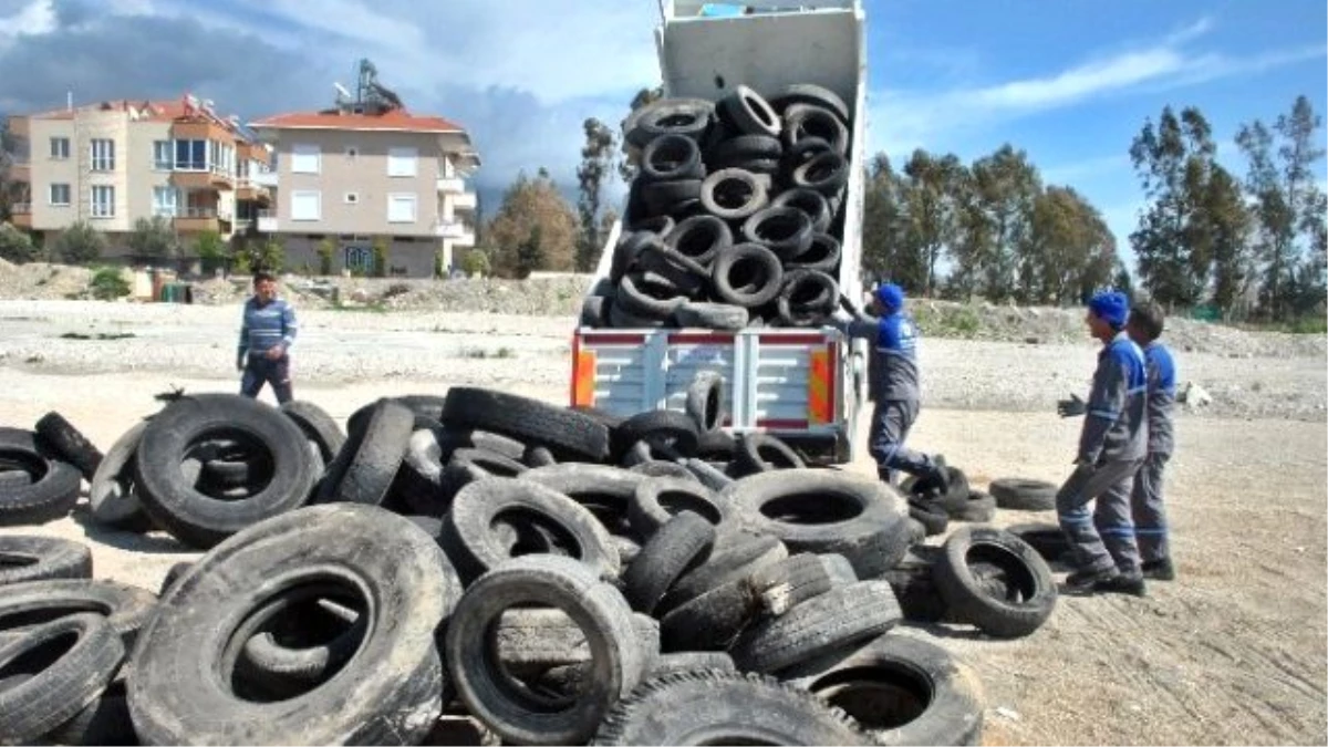 Demre\'de Sinekle Mücadele Çalışmaları Devam Ediyor