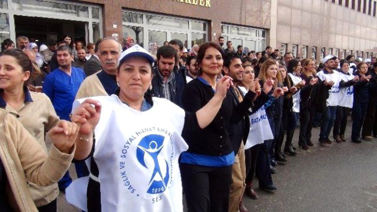 Diyarbakır\'da Sağlık Çalışanları İş Bıraktı