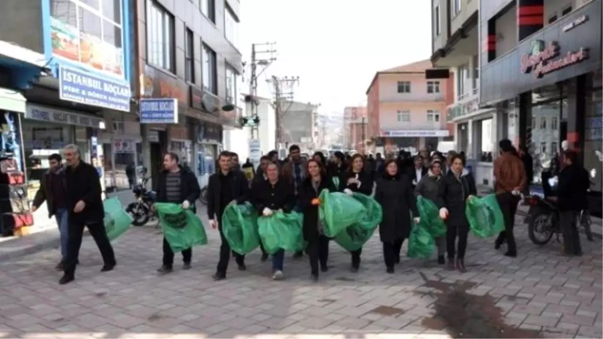 İşçiler Greve, Başkan da Çöp Toplamaya Gitti