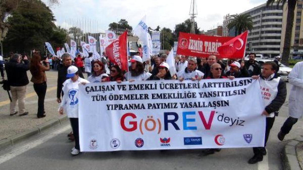İzmir\'de Sağlık Çalışanları Bir Günlük İş Bıraktı