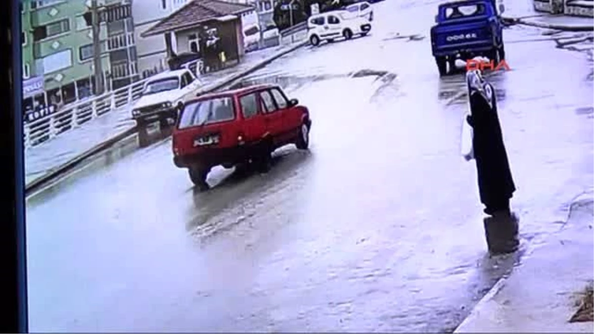 Karabük Hafif Ticari Araç Kaldırımda Yürüyenlere Çaptı 3 Yaralı