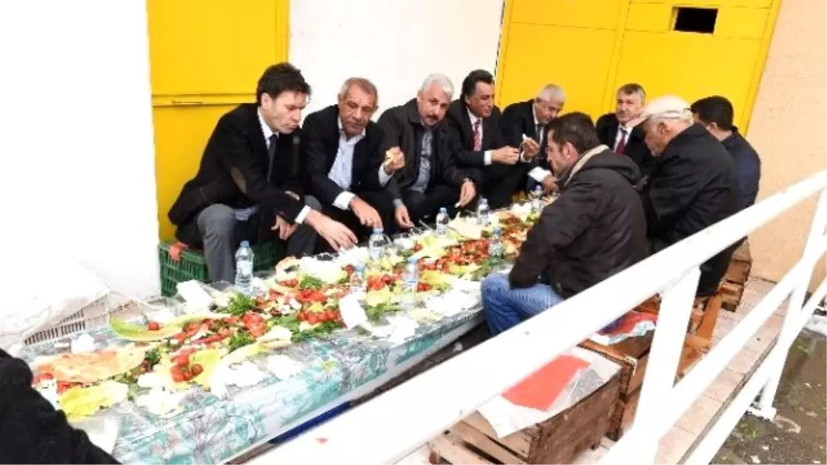 Karalar Pazarcı Esnafıyla Kahvaltı Yaptı