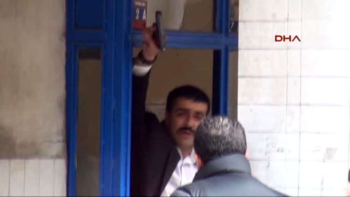 Kastamonu Tabancanın Birini Başına Dayadı, Diğerini Polise Doğrulttu