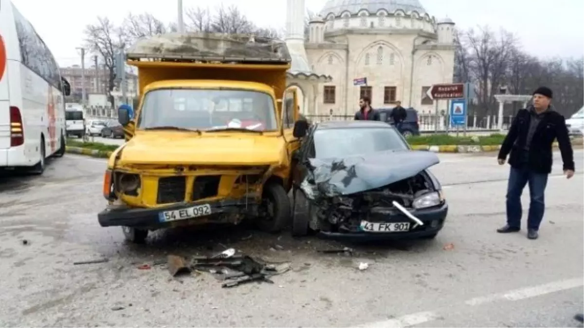 Kırmızı Işık İhlali Kazayı da Beraberinde Getirdi: 3 Yaralı