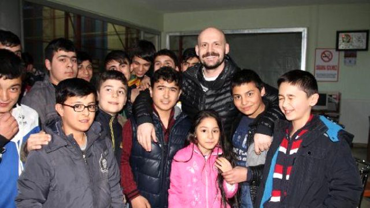 Komedyen Atalay Demirci Eğitim Gördüğü Okula Ziyaret Etti