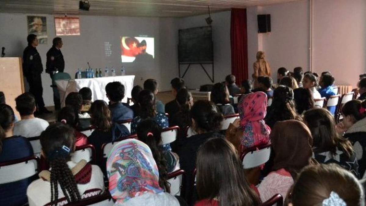 Kulu\'da Okullardaki Mesleki Eğitim Seminerleri Sürüyor