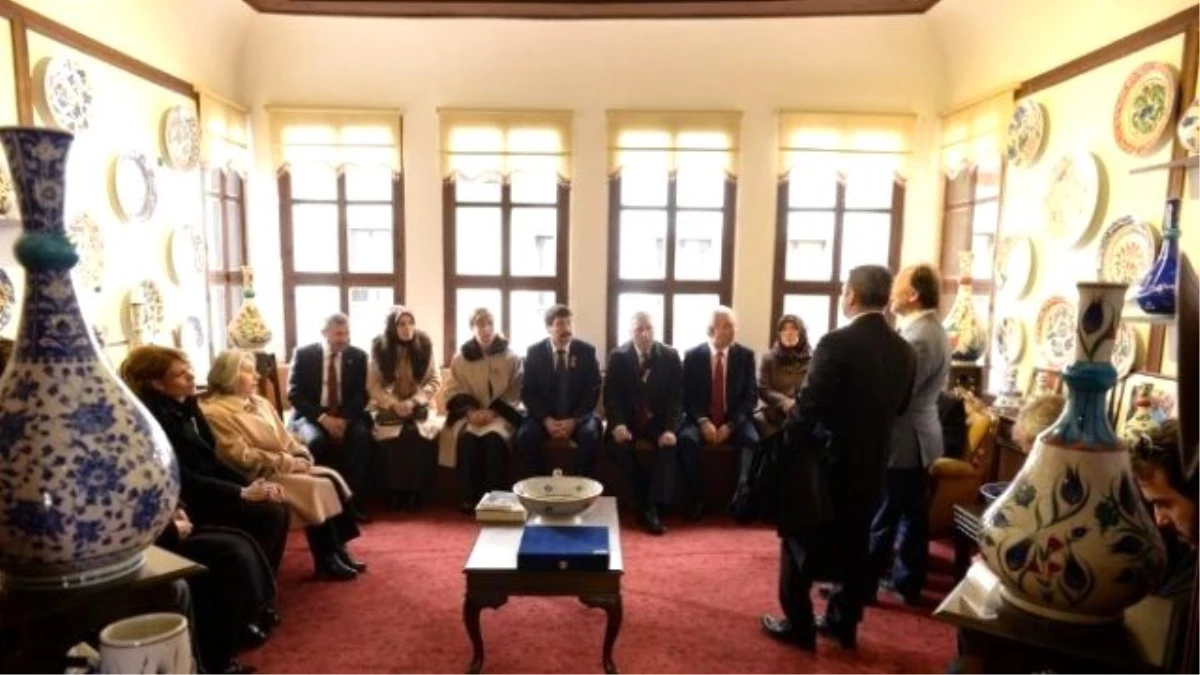 Macaristan Cumhurbaşkanı, Kent Tarihi Müzesi ve Çini Atölyesini Ziyaret Etti