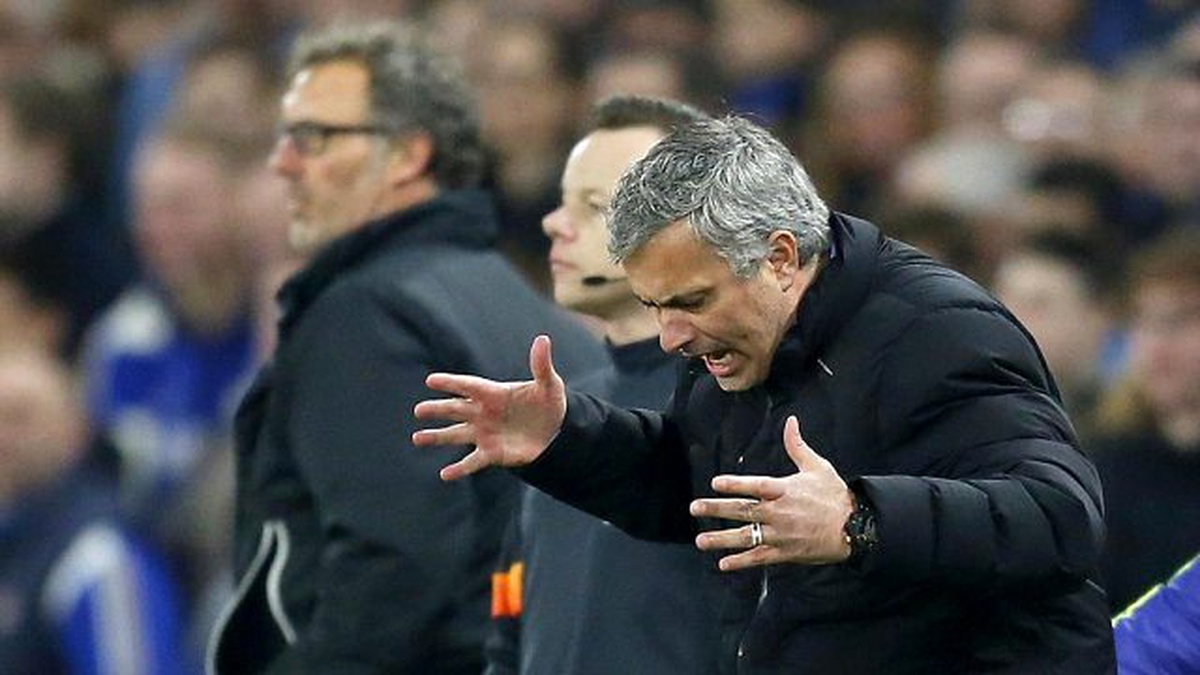 Mourinho, Chelsea ile Görüşme Odasında