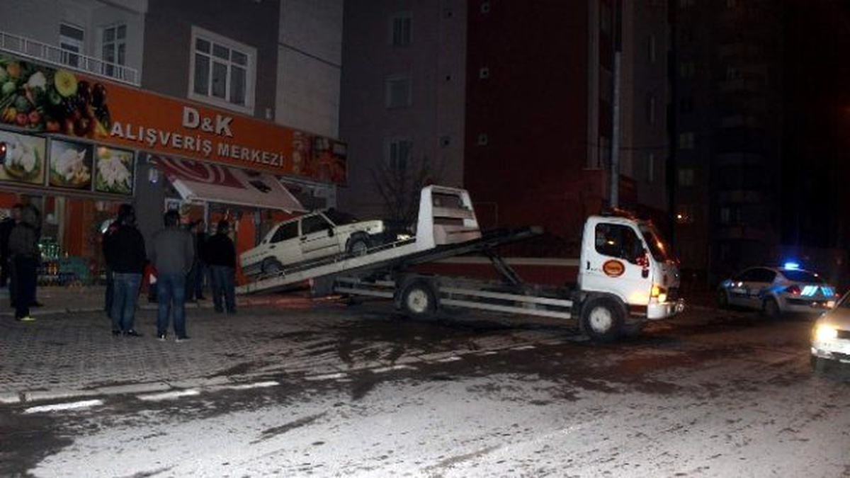 Otomobil Markete Girdi
