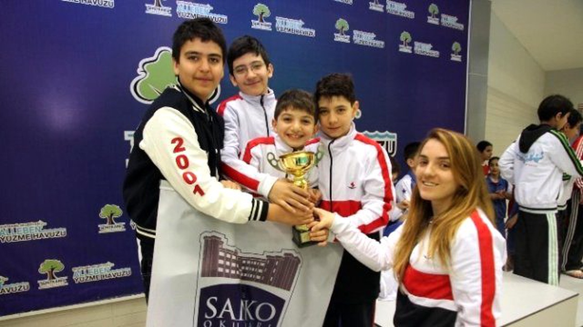 Özel Sanko Okulları, Yüzme Yarışmasında 52 Madalya ve İl İkinciliği Kazandı