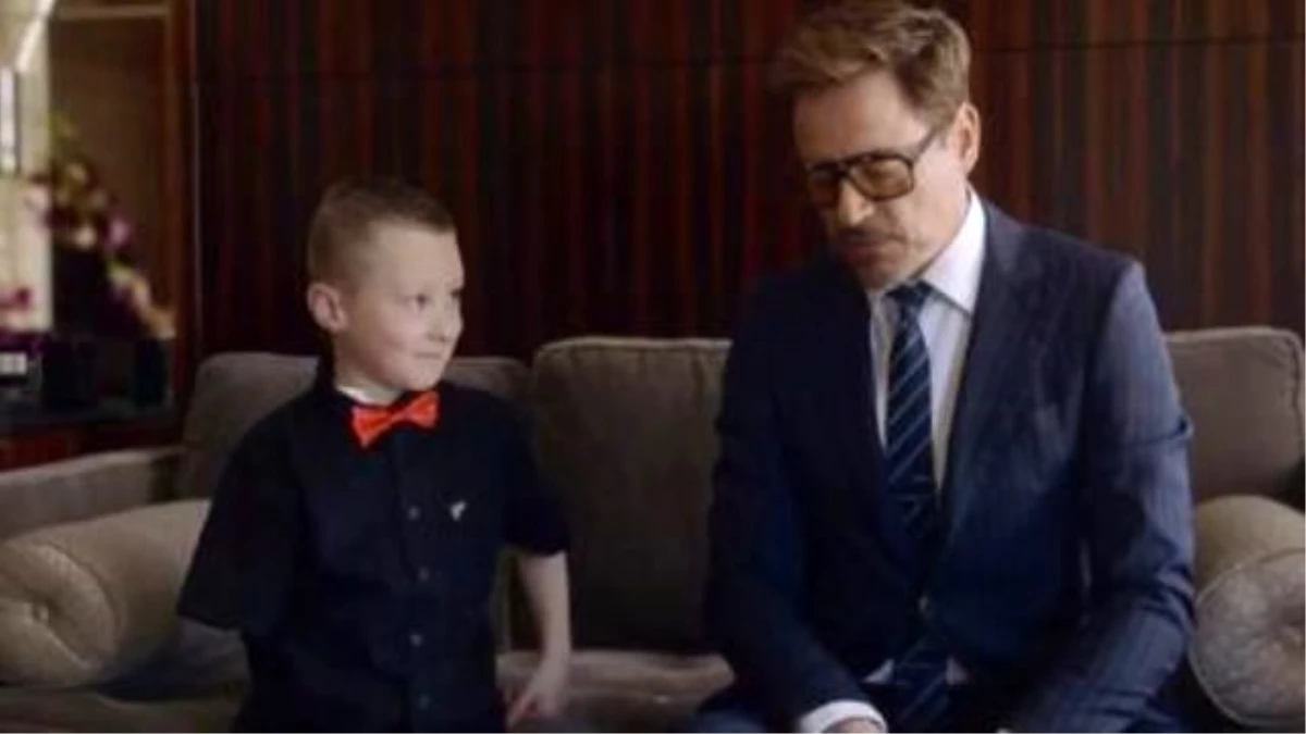Robert Downey Jr. Presents \'Iron Man\' Prosthetic To 7-Year-Old Boy İn Touching Video
