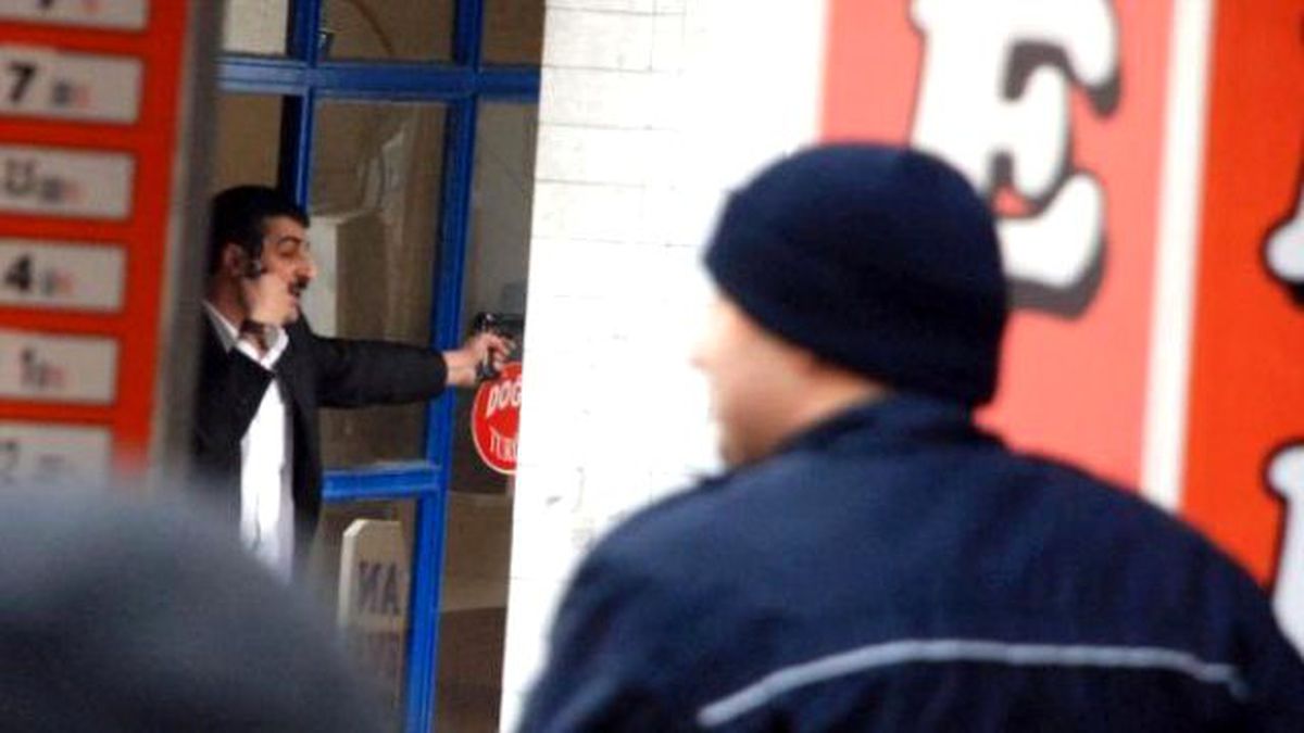Tabancanın Birini Başına Dayadı, Diğerini Polise Doğrulttu
