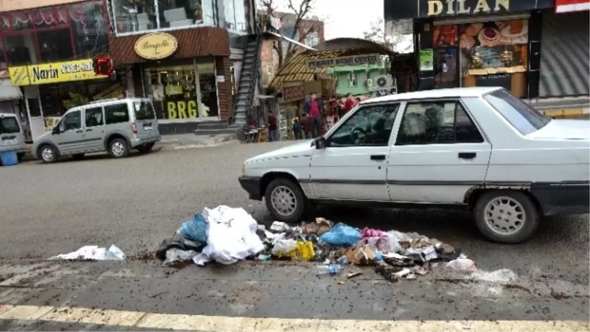 Vatandaşlardan Toplanmayan Çöp Tepkisi