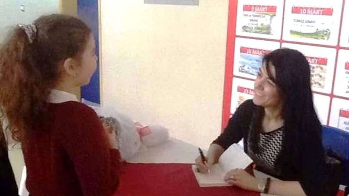 Yazar Almıla Aydın Edirne\'de Öğrencilerle İmza Gününde Buluştu