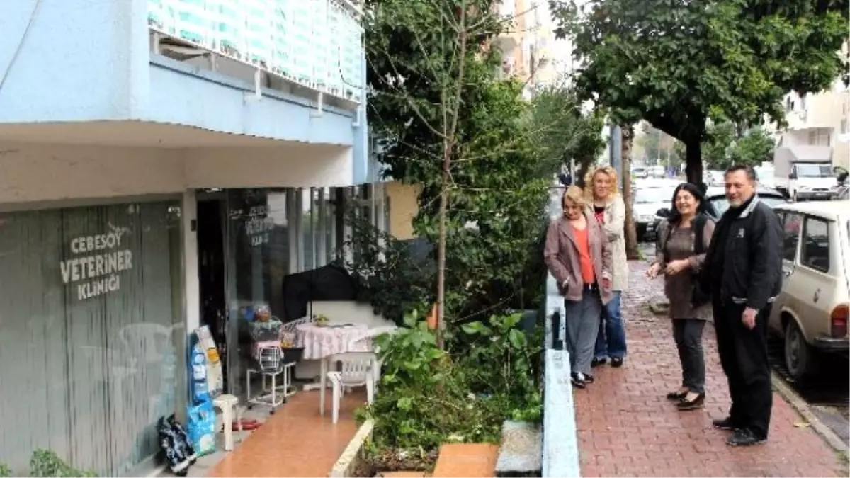 0 Yıllık Apartmanın Temelinde Oluşan Çukur, Bina Sakinlerini Sokağa Döktü