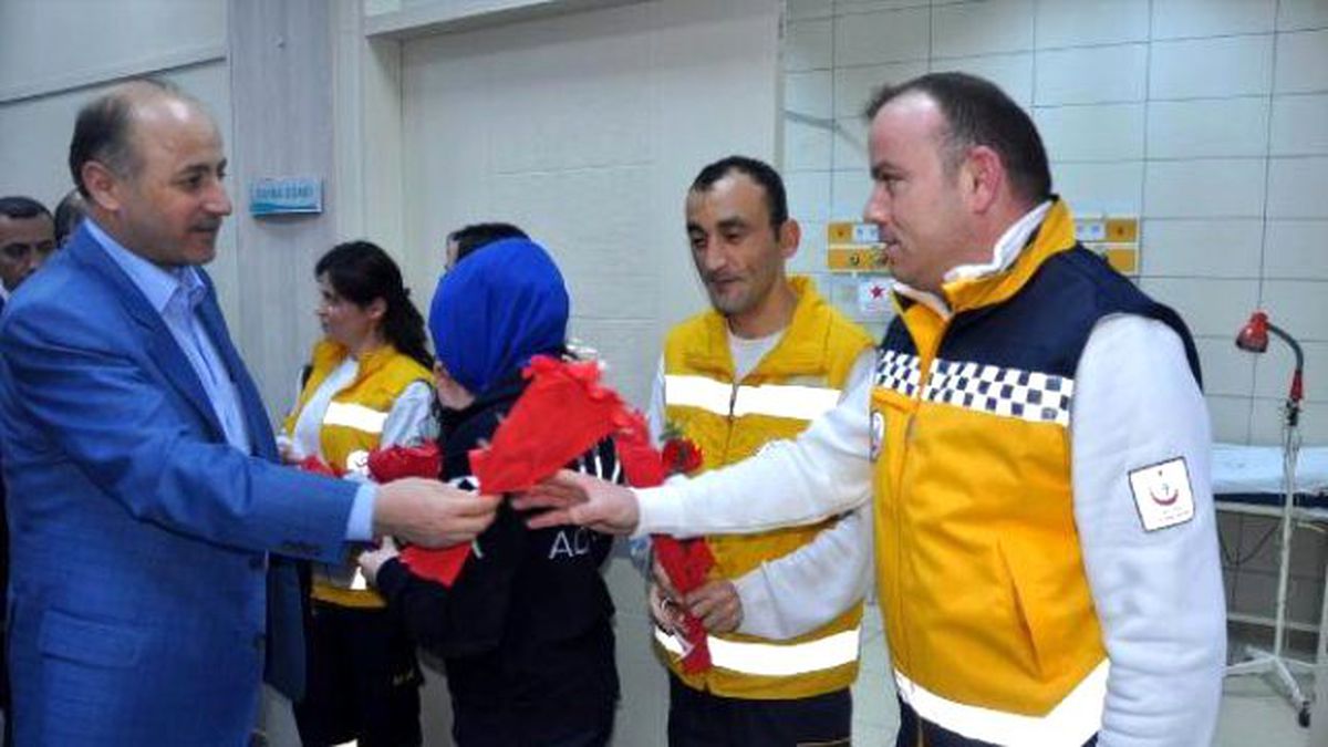 Bartın Valisi, Acil Servis Çalışanlarına Karanfil Verdi