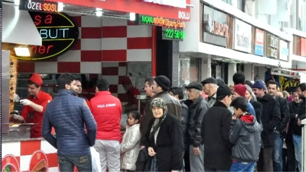 Bolu\'da Bedava Döner İzdihamı