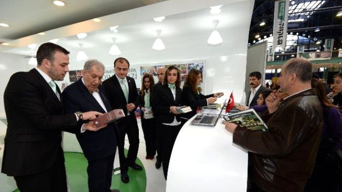 Bursa Kitap Fuarı\'nda Osmangazi Standına Büyük İlgi