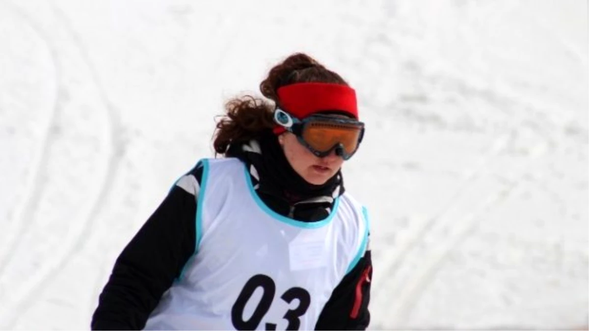 Erzurum\'da Doktorlar Tıp Bayramını Kayak Yaparak Kutladı