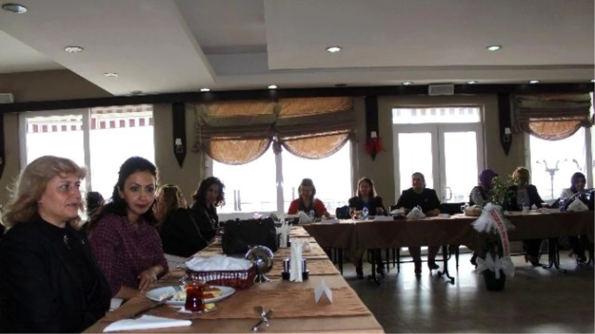 Erzurum MHP Kadın Kolları Başkanlığı\'ndan "Türkiye\'de Kadın ve Siyaset İlişkisi Çalıştayı"