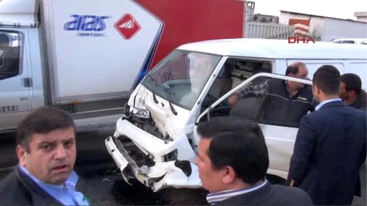 Gaziantep Minibüs, Önündeki Kamyonete Arkadan Çarptı: 3 Yaralı