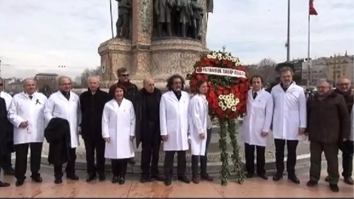 Hekimler Taksim\'de Çelenk Koydu, Sorunlarını Anlattı