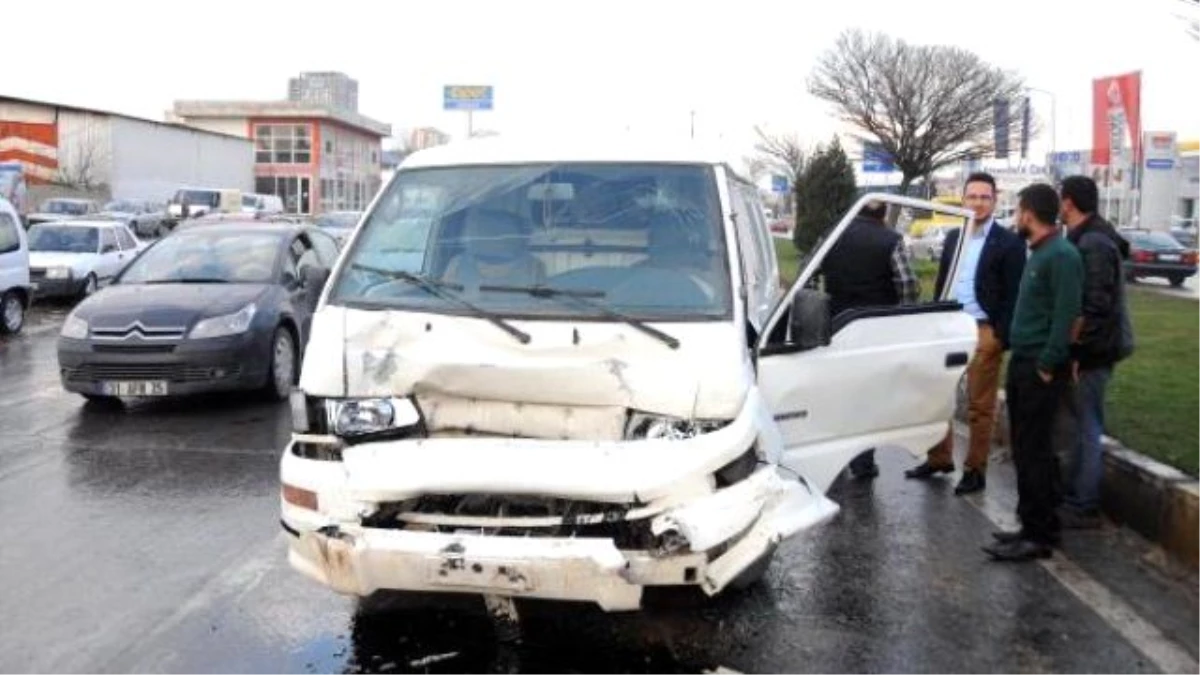 Minibüs, Önündeki Kamyonete Arkadan Çarptı: 3 Yaralı