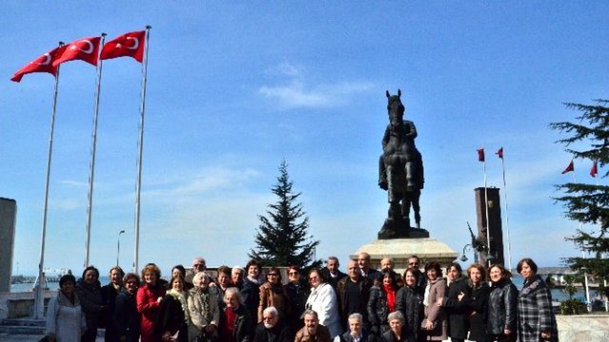 Öğretmen Okulu Mezunları Atatürk Anıtına Çelenk Koydu