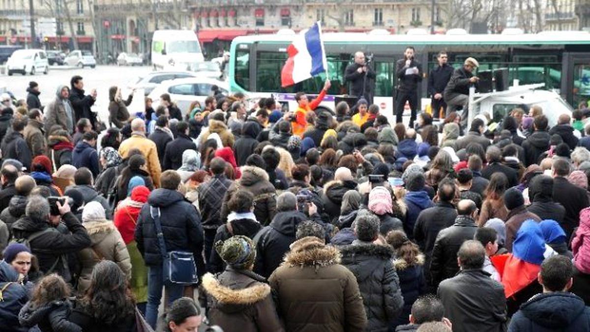 Paris\'te Müslümanlar, İslam Karşıtlığı ve Irkçılığa Karşı Yürüdü