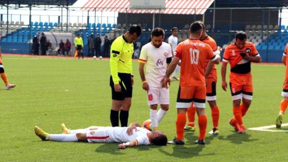 Şırnak\'ta Amatör Lig Maçında Oyuncular Hakeme Saldırdı