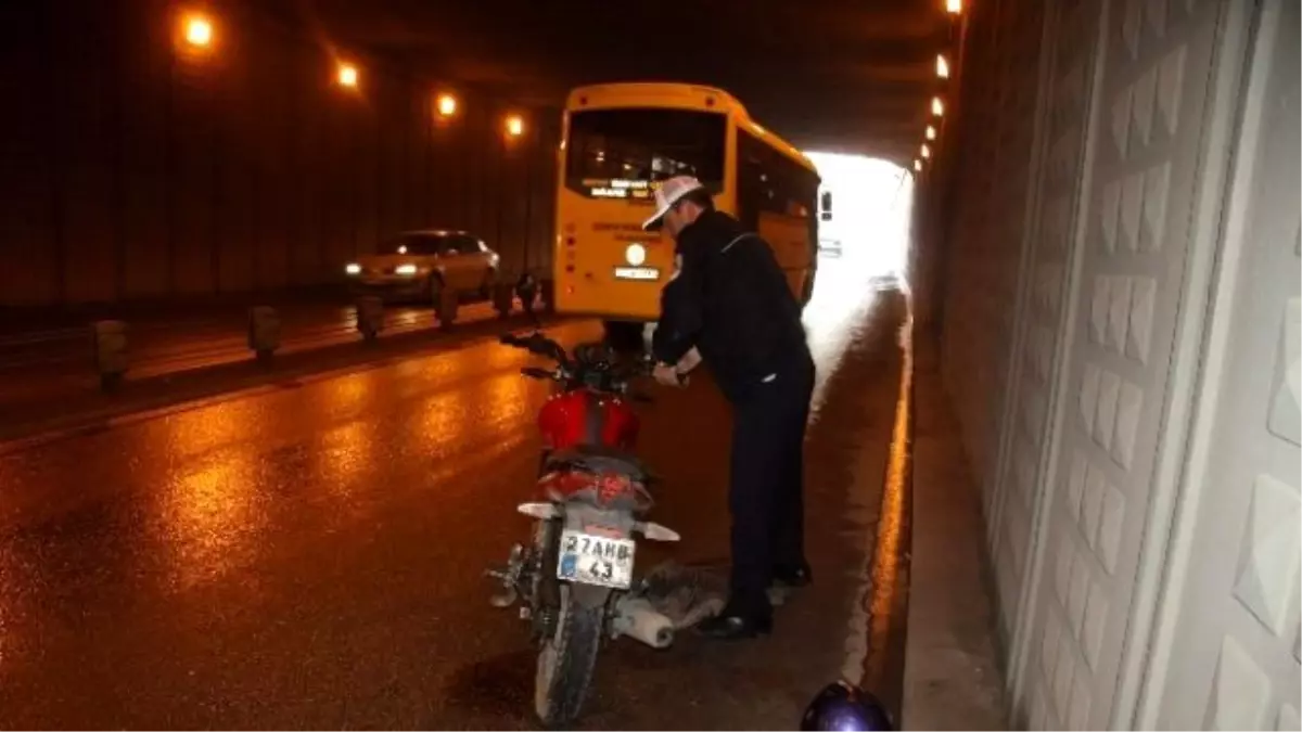 Sürücü Kaza Yaptı, Motosikletini Polis Taşıdı