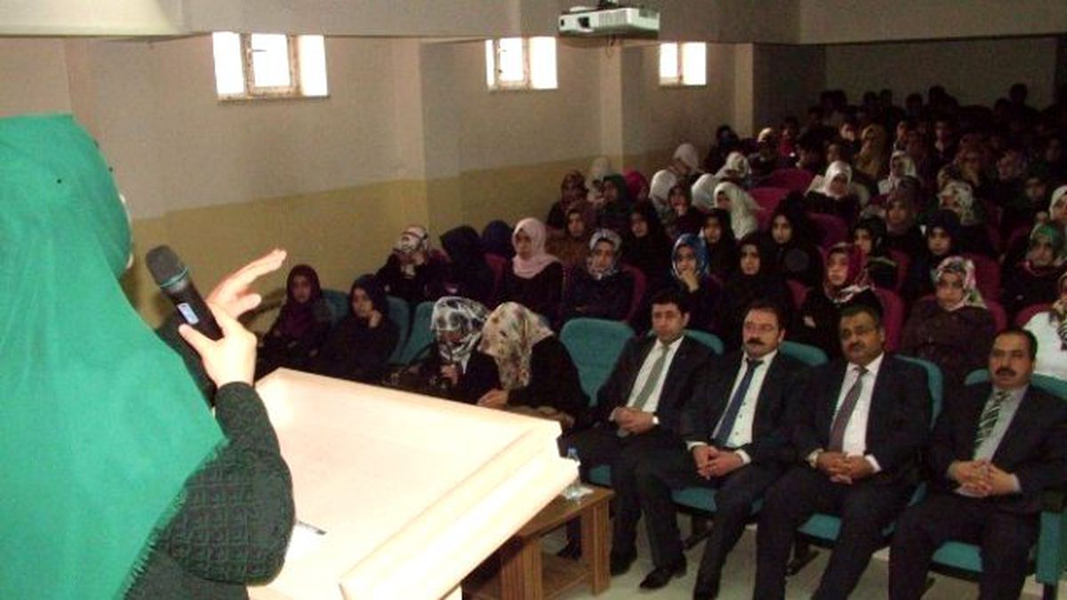 Van'da, 'Güzel Ahlak, Öz Disiplin ve Aile' Konulu Konferans