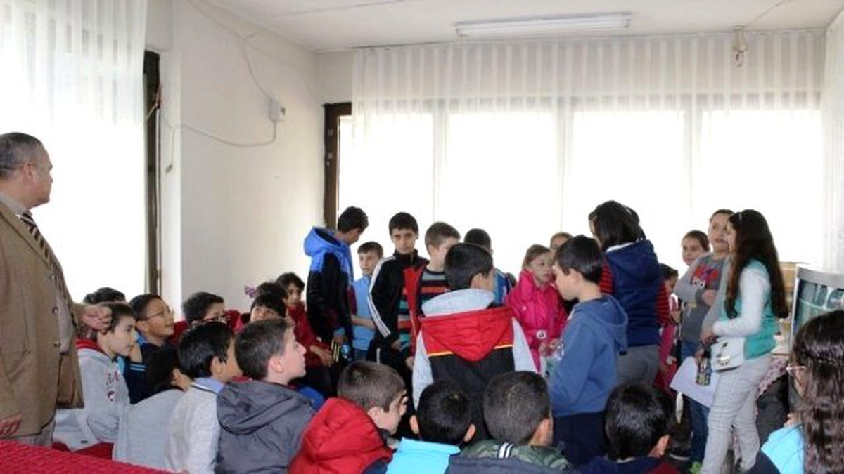 Ayvalık Belediyesi Yaşlı Bakımevine Öğrencilerden Anlamlı Ziyaret