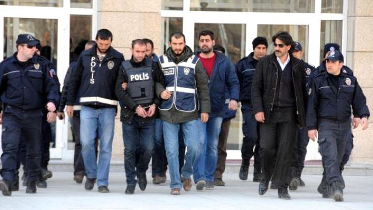Boşanmak İsteyen Eşini Caddede Vuran Garson Tutuklandı
