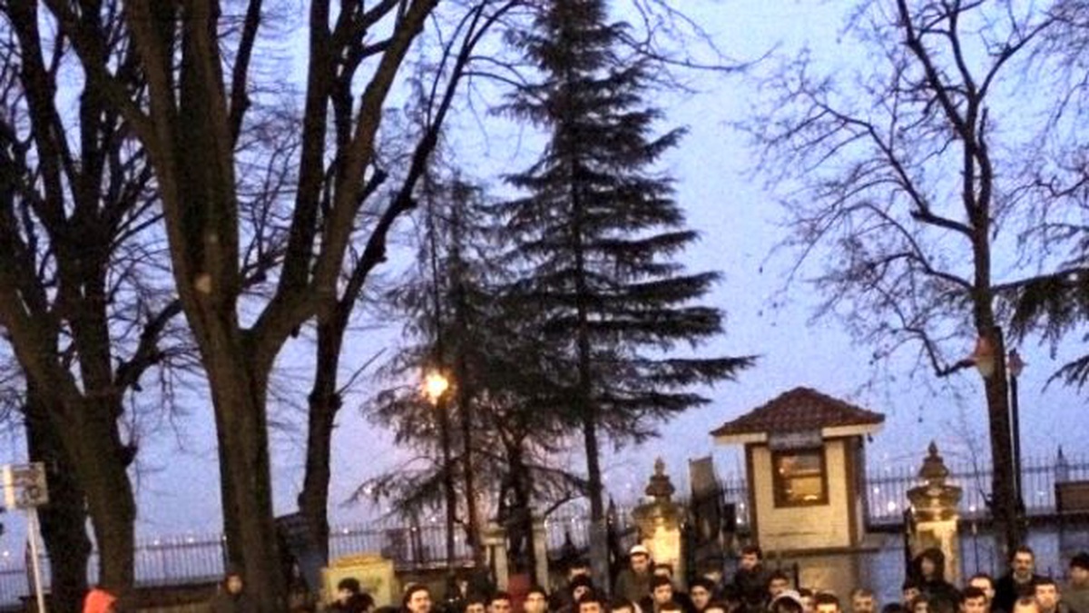 Bursalı Gençler, Sabah Namazının Ardından Suriye\'deki Vahşeti Kınadı