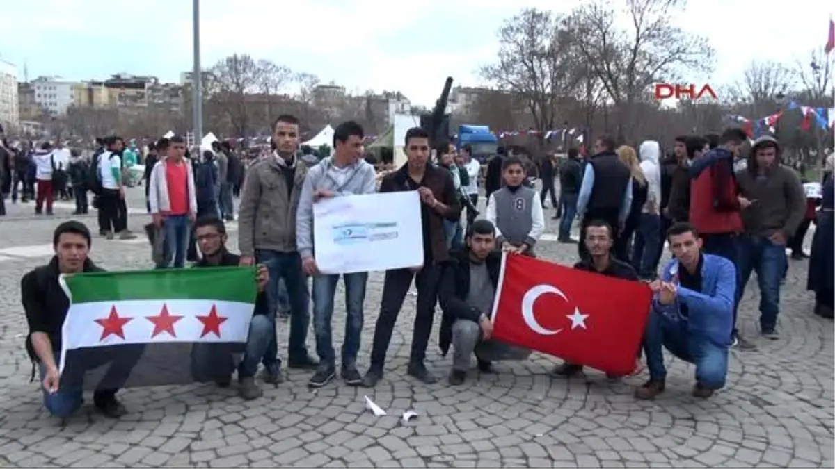 Gaziantep\'teki Suriyeliler\'den Savaşın Yıl Dönümünde Esad Protestosu