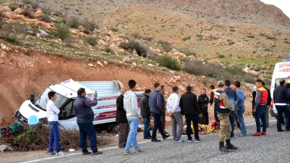 İşçileri Taşıyan Araç Devrildi: 3\'ü Ağır 13 Yaralı