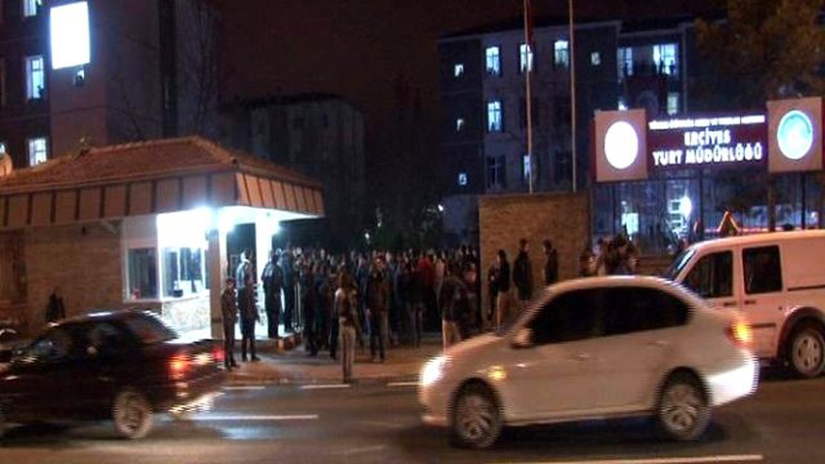 Yurtta Karşıt Görüşlü Öğrenciler Arasında Gerginlik