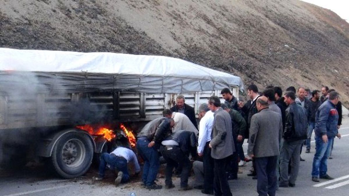 Seyir Halindeki Tır\'ın Lastiği Alev Aldı