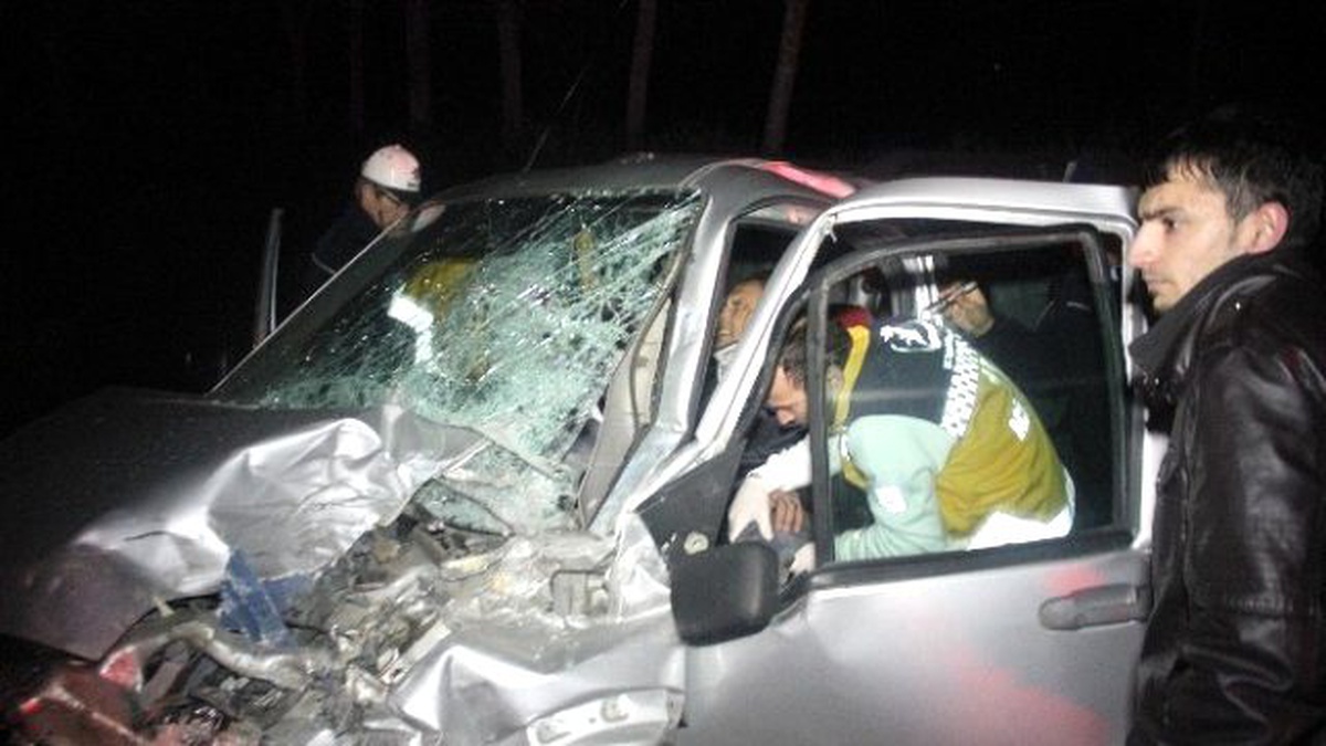 Sinop\'ta Kamyonet ile Yolcu Minibüsü Çarpıştı: 2 Yaralı