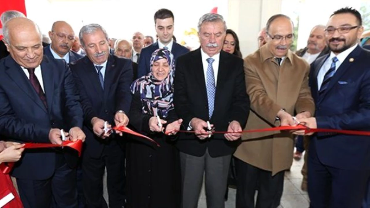 Türk Kızılayı, İnönü Üniversitesi\'nde Giyim Mağazası Açtı