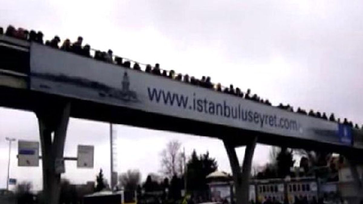 Üstgeçitteki Yoğunluğu Görünce E-5\'de Karşıdan Karşıya Geçtiler