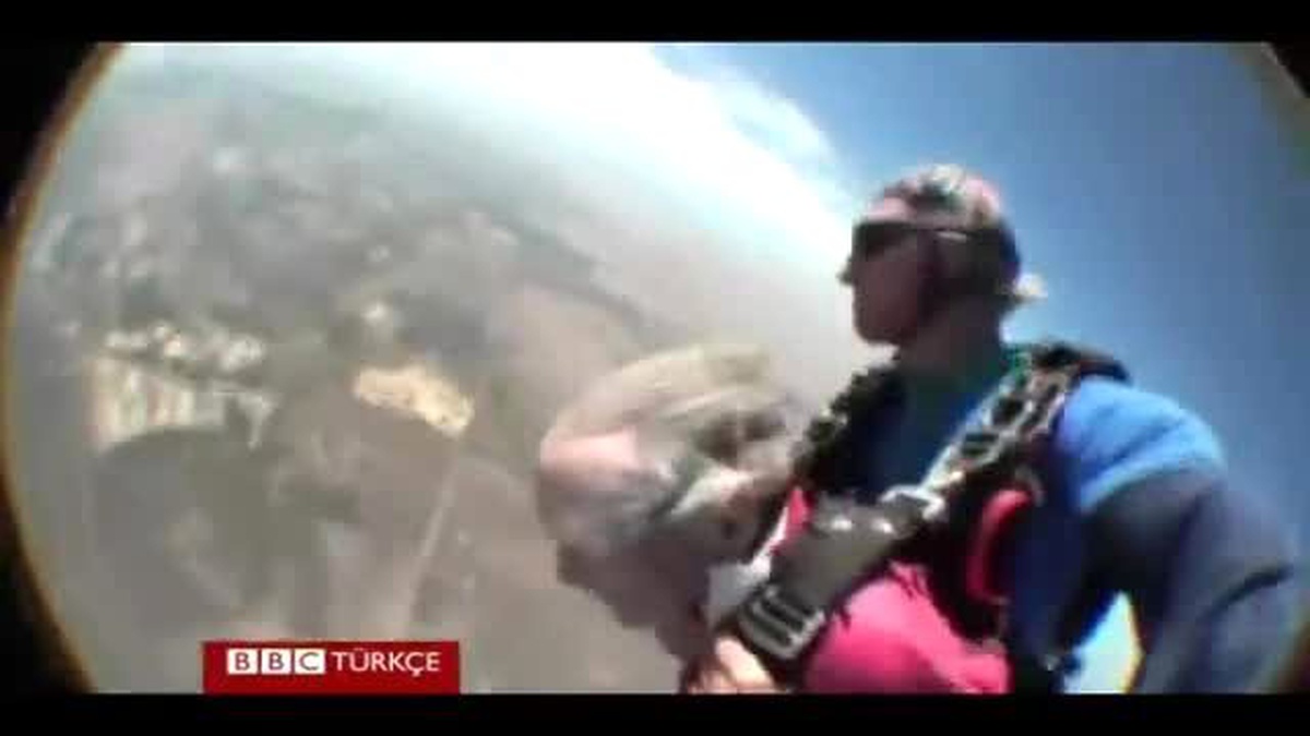 100\'incü Doğum Gününü Uçaktan Atlayarak Kutladı