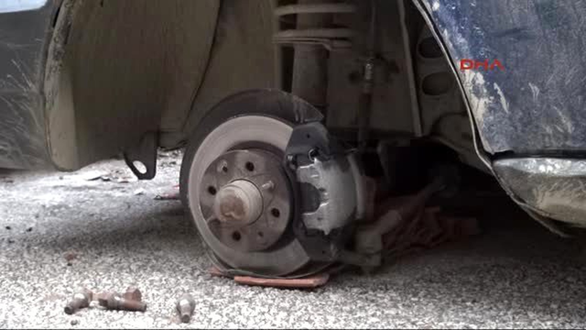 Bursa Park Halindeki Otomobilin 4 Lastiği Çalındı